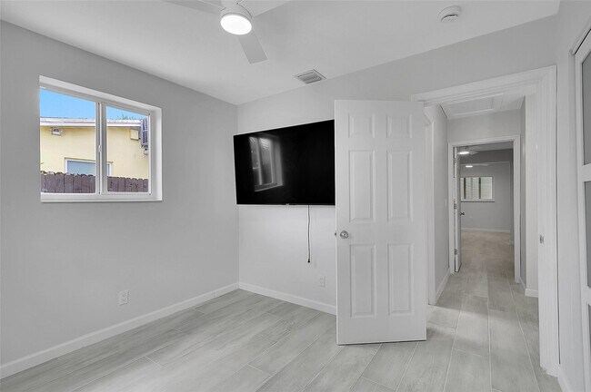 Building Photo - 4710 SW 43rd Ave