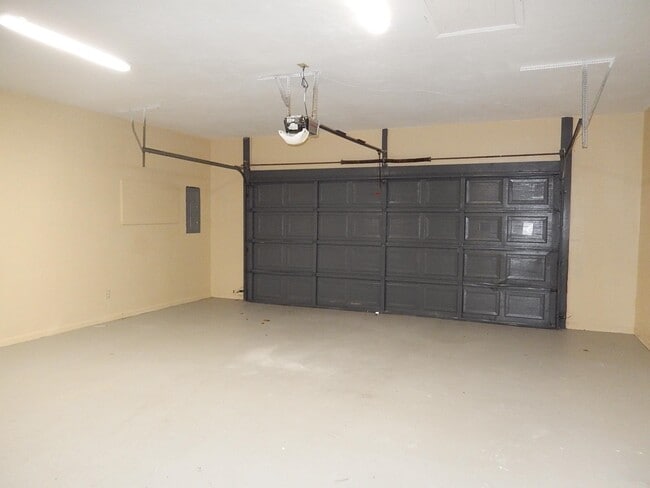 Building Photo - 913 Tamarack Ave