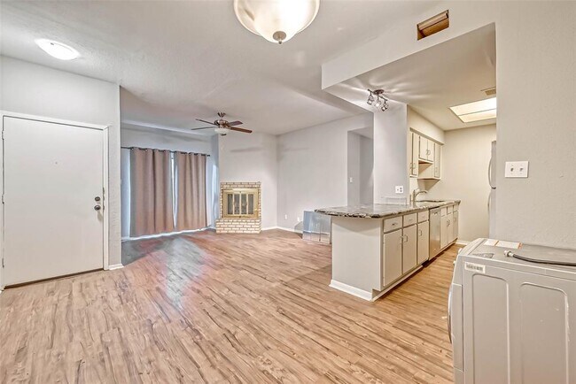 Building Photo - 9009 Richmond Ave.