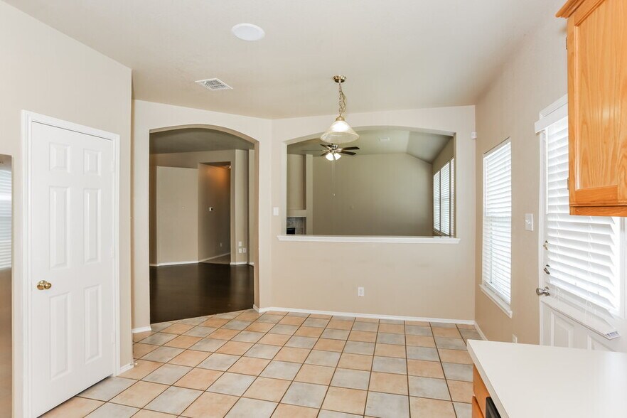 Building Photo - 2713 Meadowview Dr