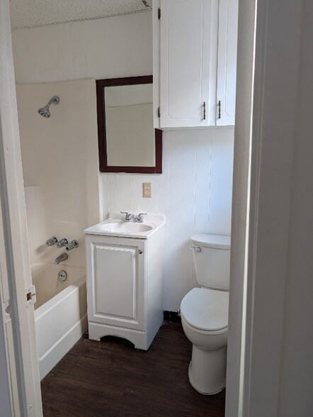 Building Photo - 104 Holland St