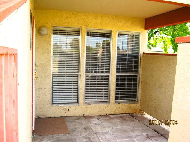 Building Photo - AFFORDABLE TOWNHOUSE IN TEMPE! -- 1/2 RENT...