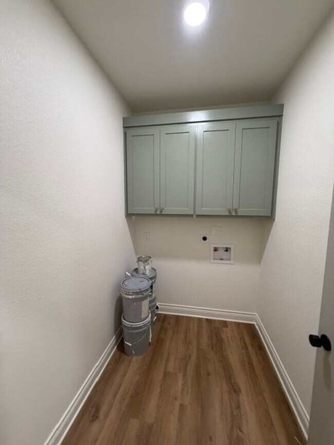 Building Photo - 305 Live Oak St