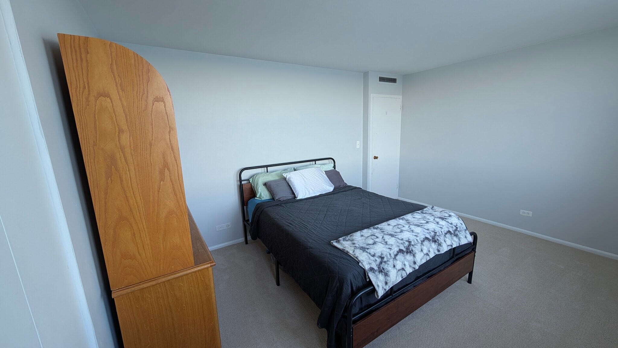 South Bedroom - 6301 N Sheridan Rd