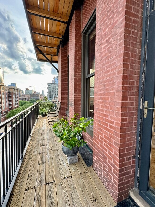 Building Photo - 616 W Fulton St