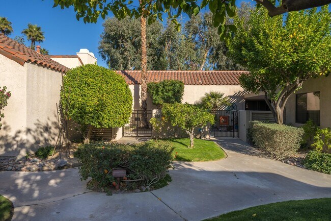 Building Photo - 352 Forest Hills Dr