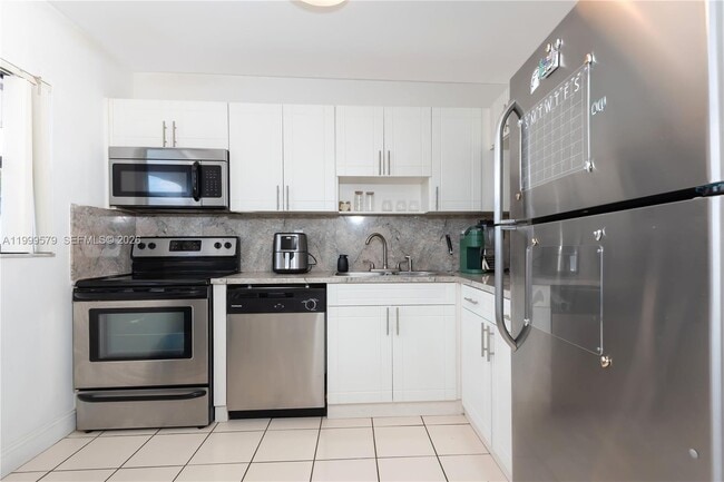 Building Photo - 8885 Fontainebleau Blvd