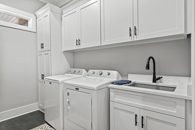 Building Photo - 533 Tom Cobb Dr