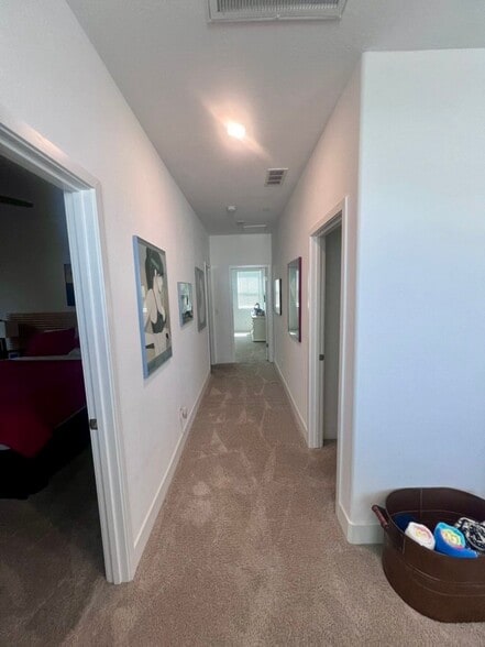 Building Photo - 2712 E Tamarind Dr