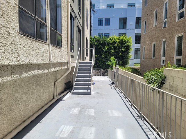 Building Photo - 450 N Oakhurst Dr