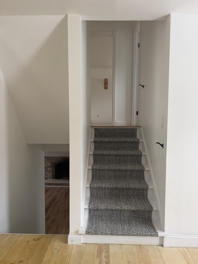 Building Photo - 10571 Center Rd