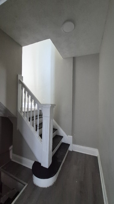 Building Photo - 916 Riverview Terrace