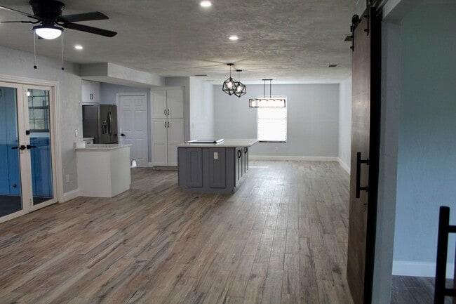 Building Photo - Port Orange Charming 5-Bedroom, 2-Bathroom...