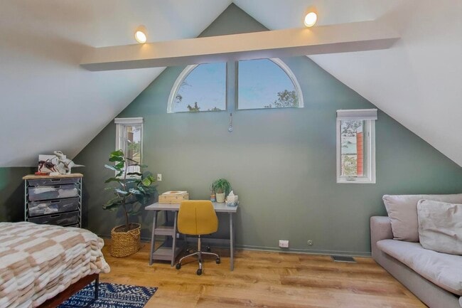 Building Photo - 3536 N Marshfield Ave