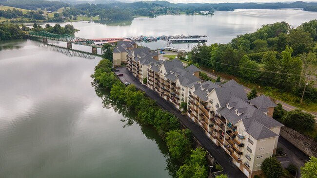 Building Photo - Lakefront Condo for Rent | 2 Bed, 2 Bath |...