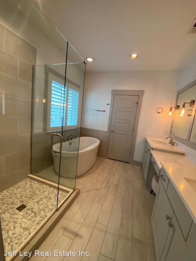 Building Photo - 5 br, 3.5 bath House - 1104B W Grove Ave.
