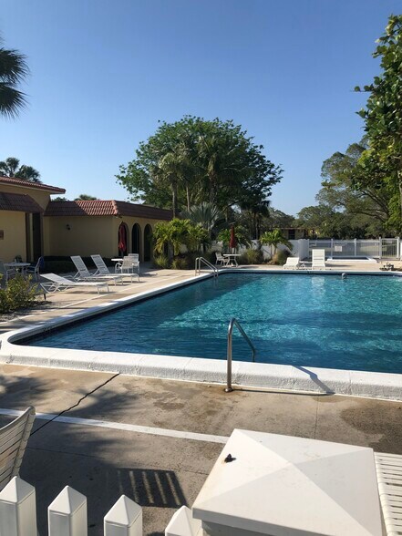 Building Photo - 866 SW 9th Street Cir