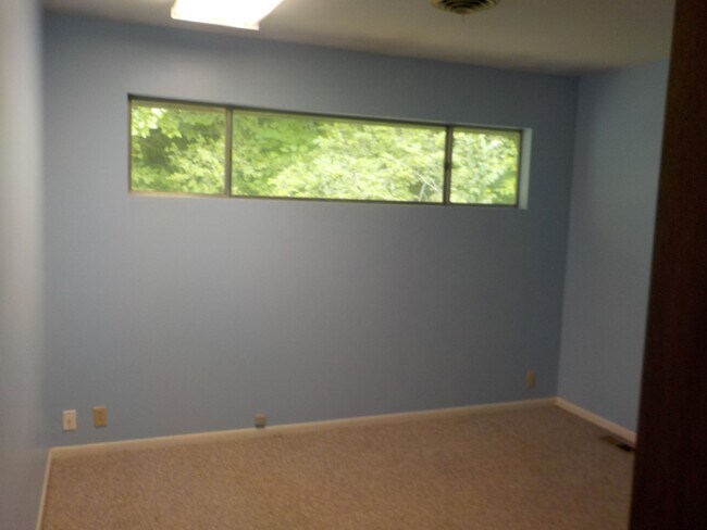 Bedroom - 101 S Bunker Hill Dr