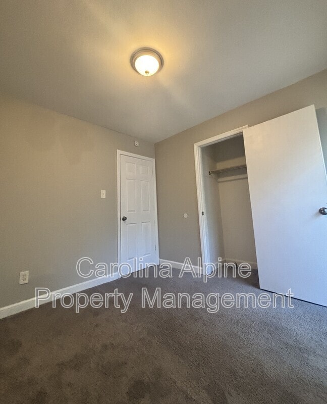 Building Photo - 8523 Stonehurst Dr
