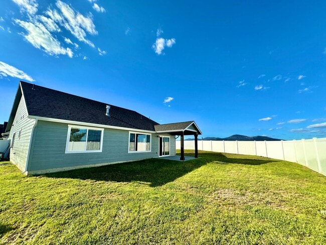 Building Photo - Modern 4 bedroom 2 bathroom home for rent ...