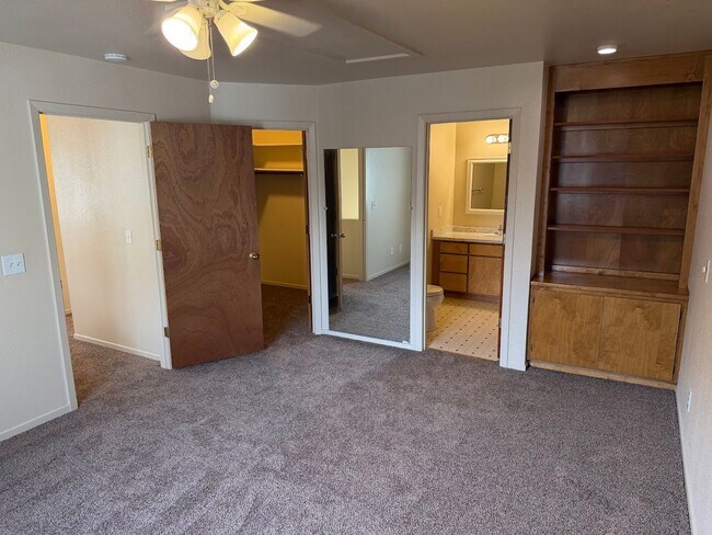 Building Photo - Huge Three Bedroom Townhouse with Garage and Backyard!