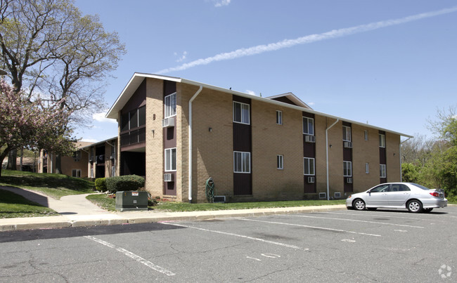 Building Photo - Royal Court Apartments