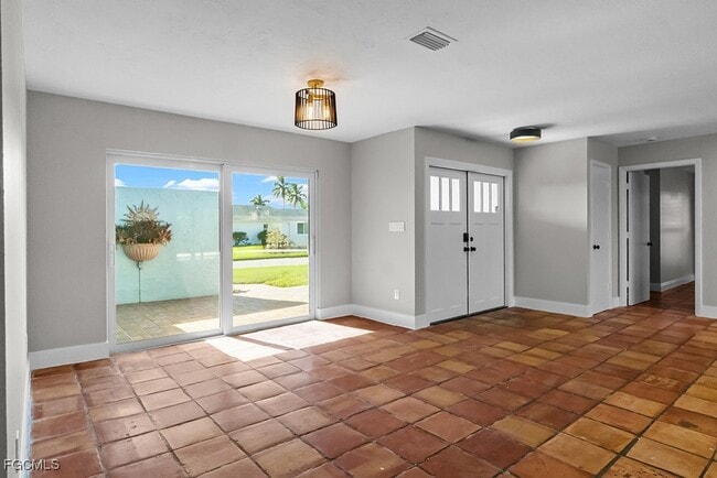 Building Photo - 1384 Burgundy Dr