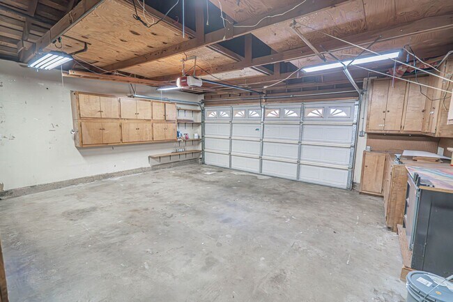 Building Photo - Old Orchard 1 - 4 Bedroom Home in Valencia!