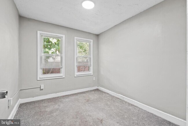 Building Photo - 2511 W Oakdale St