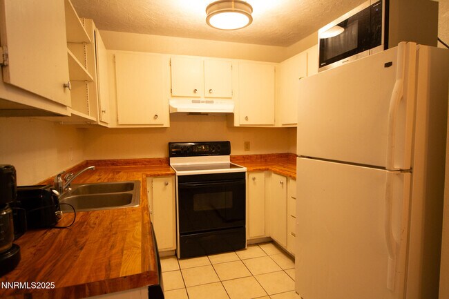 Building Photo - 2080 Highview Ct