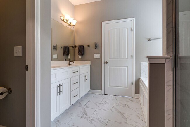 Building Photo - 4 Bedroom, 3 Bath Home w/ Backyard and 2 Car Garage