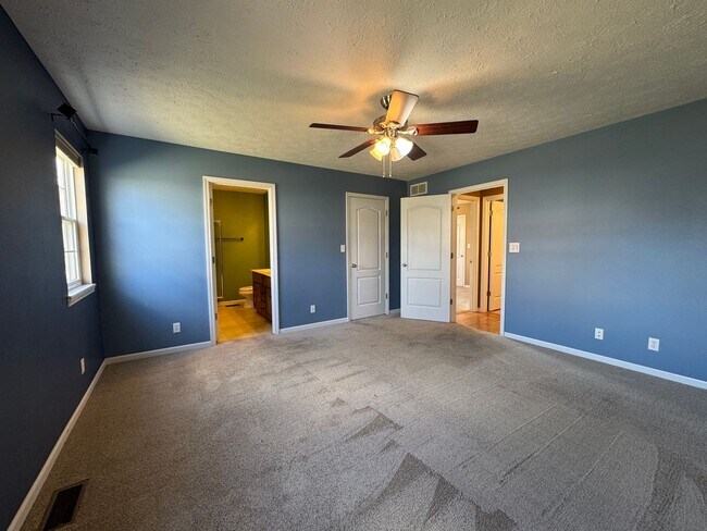 Building Photo - Beautiful spacious home in Waynesville