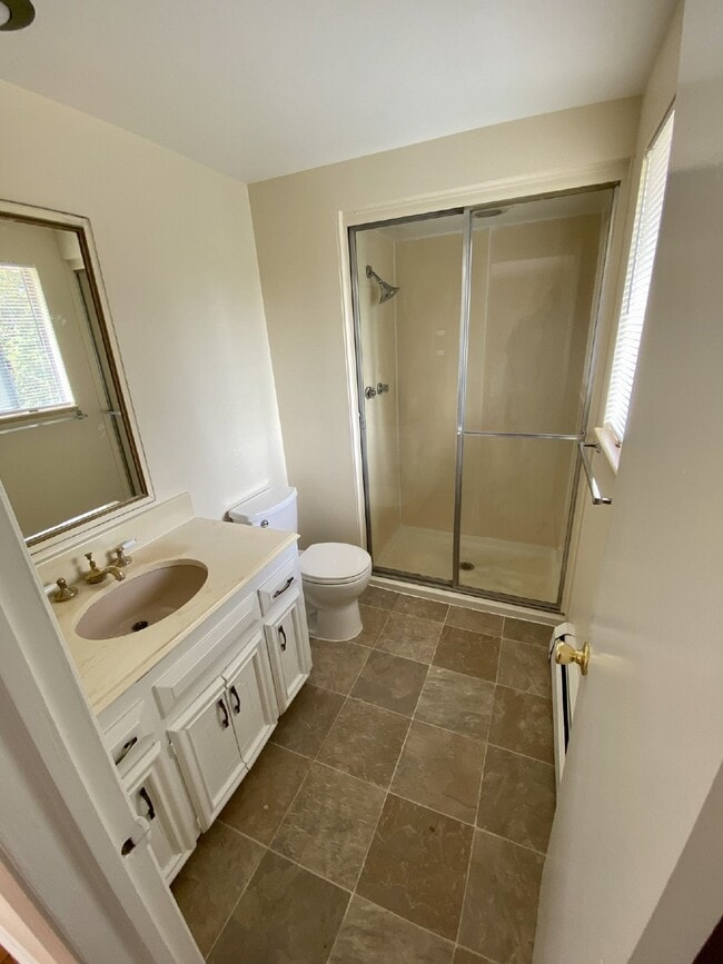 Building Photo - Don't miss out on this 5 bed 2.5 bath hous...