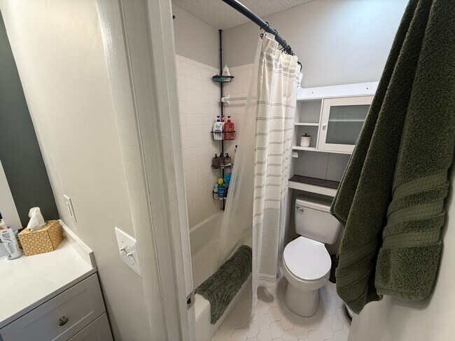 Building Photo - 117 Crossbrook Dr