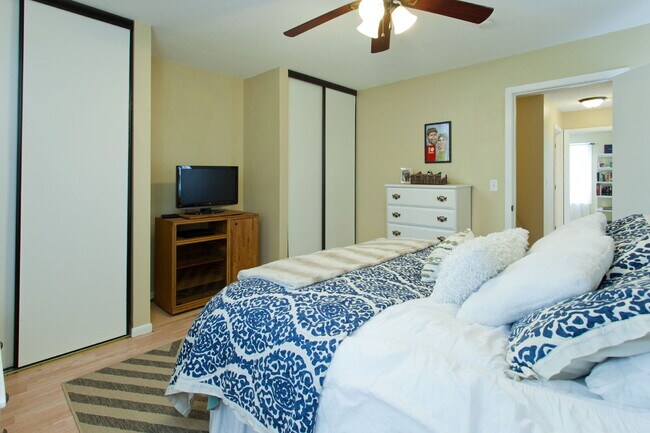 Building Photo - Charming 3-Bed Duplex in SE Minneapolis