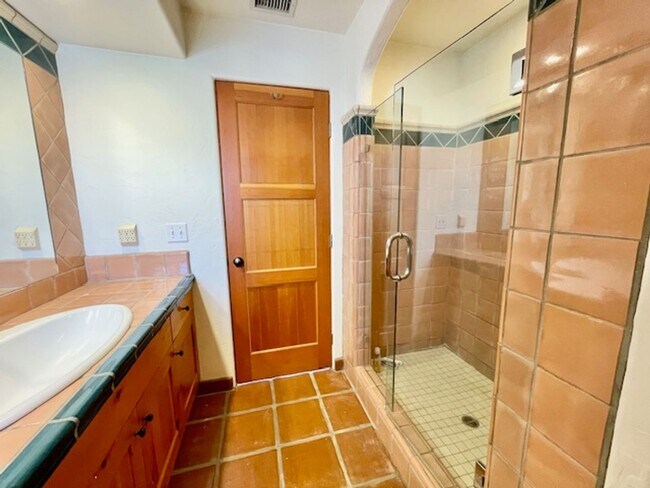 Building Photo - Spanish Style Downtown Townhome