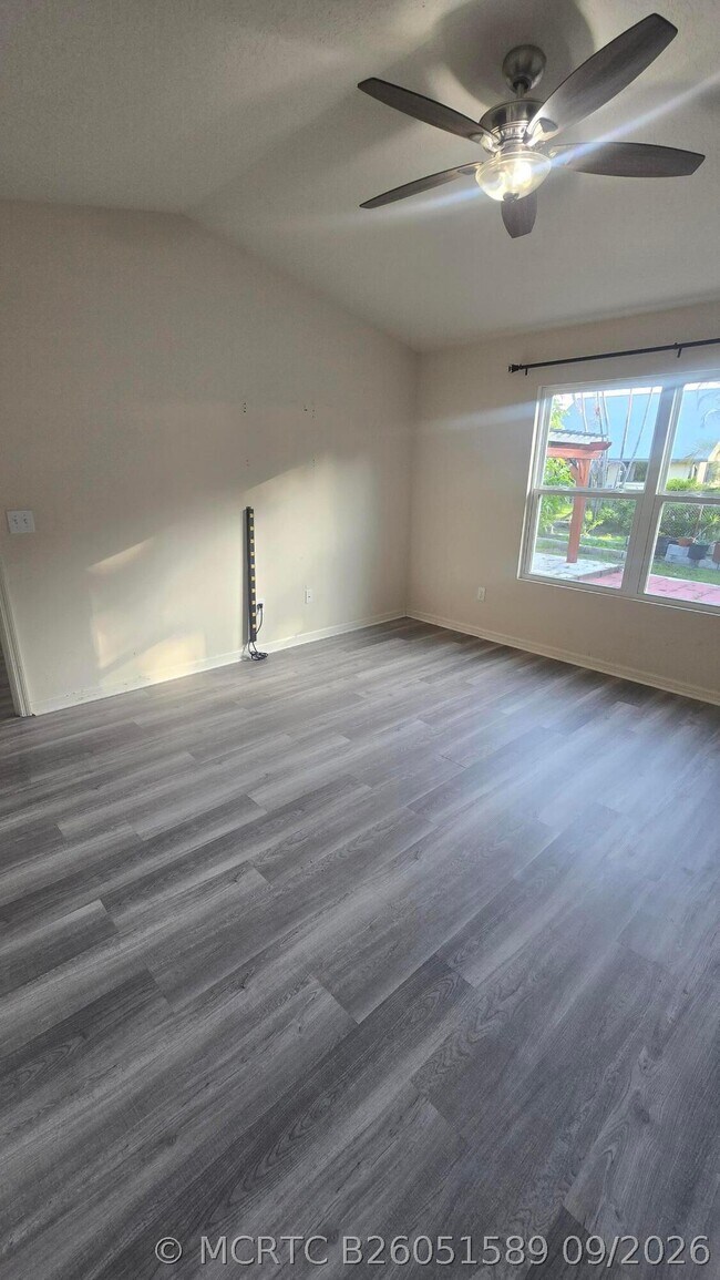 Building Photo - 1832 SW Cameo Blvd