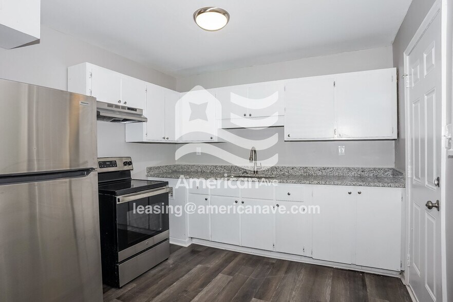 Building Photo - 715 Schroder Ave NE