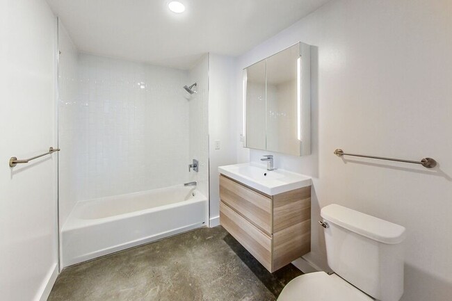 Building Photo - 2 bed/2 bath Loft with Private Patio on Ma...