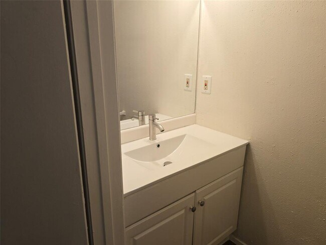 Building Photo - 7108 Creekside Dr