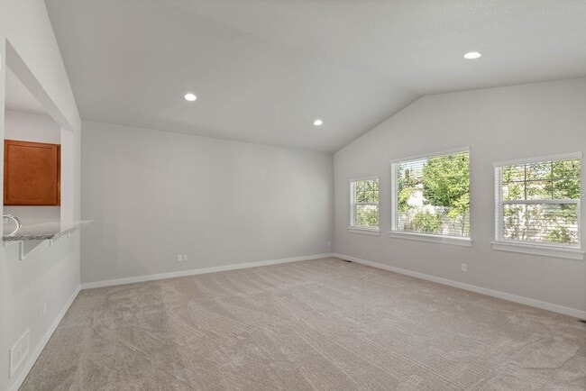 Building Photo - 290 E Chestnut St