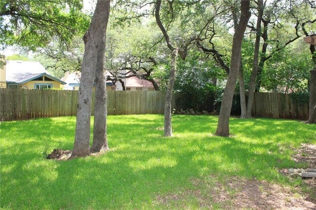 Building Photo - 702 Live Oak Dr