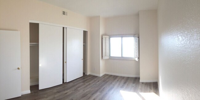 Building Photo - 2bd/2bth Condo with Private Patio, In-Unit...