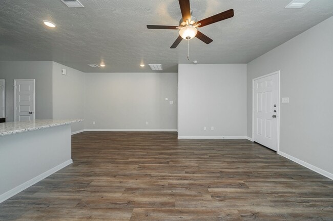 Building Photo - Spacious Townhome Available Now!