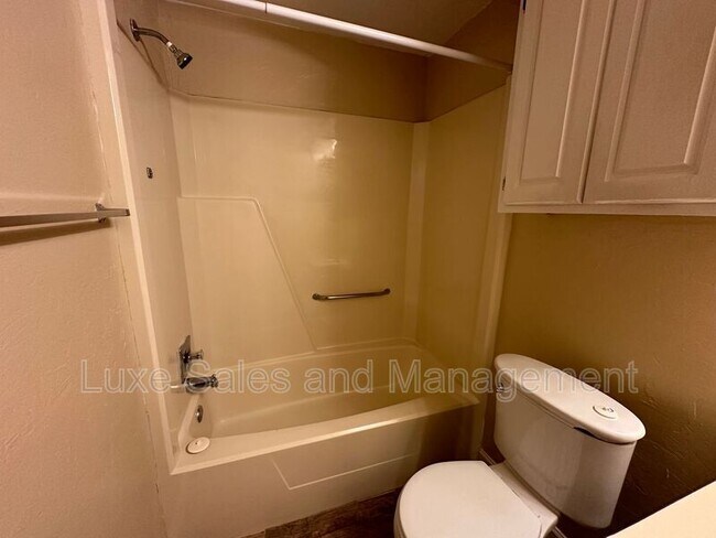 Building Photo - 11120 N Stratford Dr