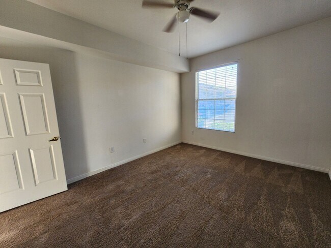 Building Photo - Fantastic, well maintained 2 bedroom condo.