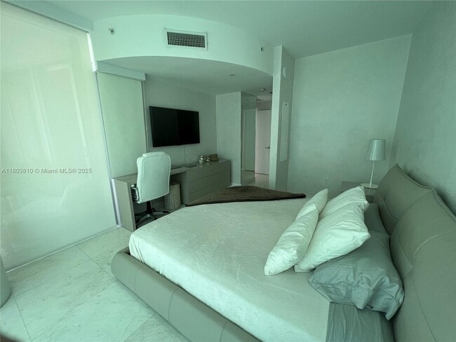Building Photo - 17121 Collins Ave