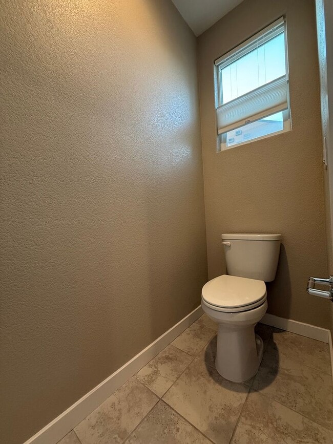 Building Photo - Stunning 3 bedroom and 2.5 bathroom home in McKinley Village!