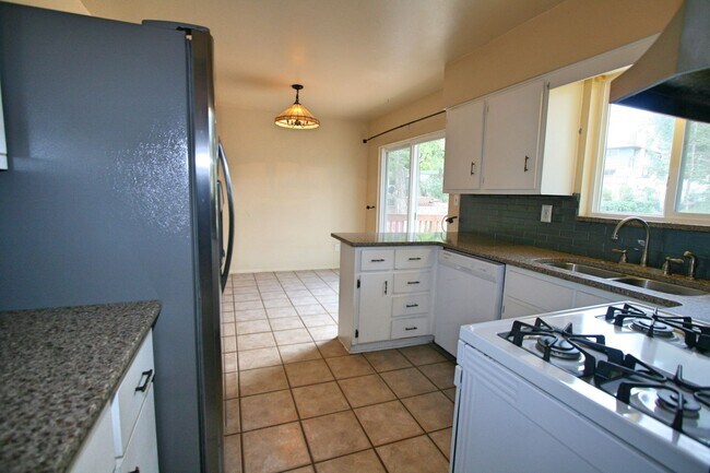 Building Photo - 3 Bedroom Split Level Home Available in South Colorado Springs!
