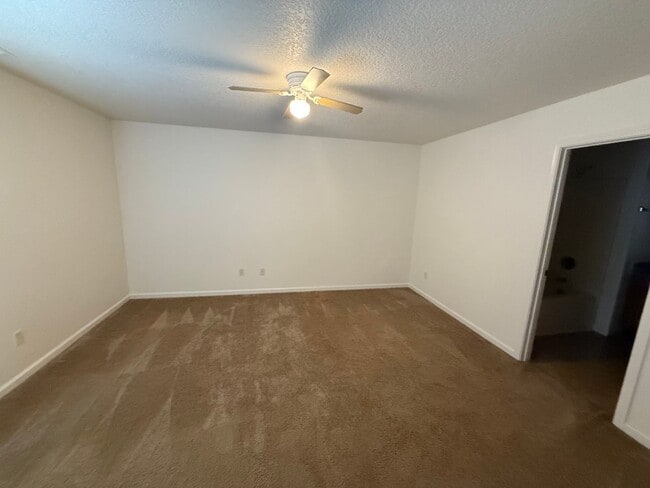 Building Photo - New 3 bedroom listing!